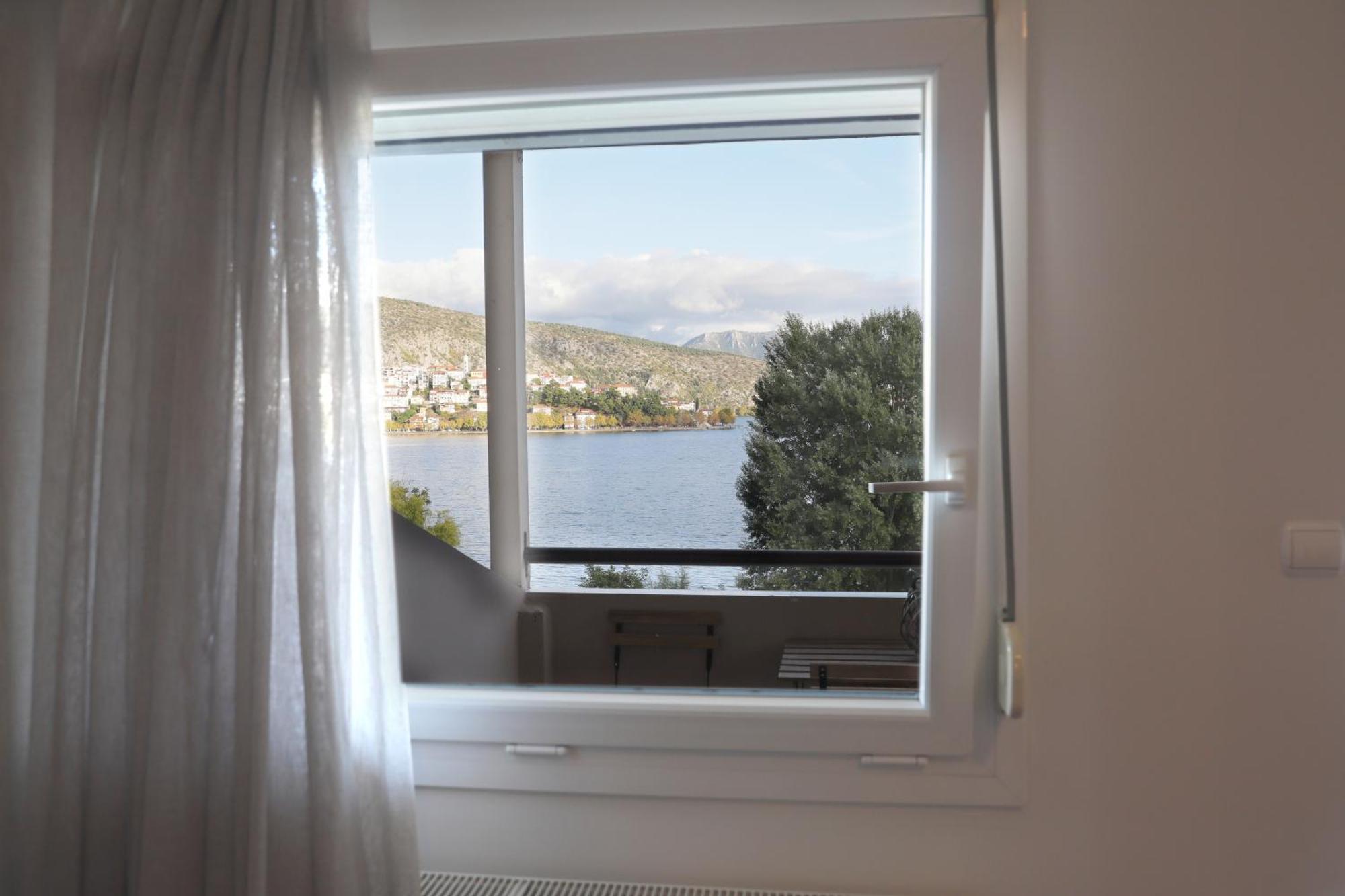 Swan Lake Front Apartment Кастория Экстерьер фото